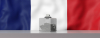 Urne remplie de bulletins sur fond de drapeau français