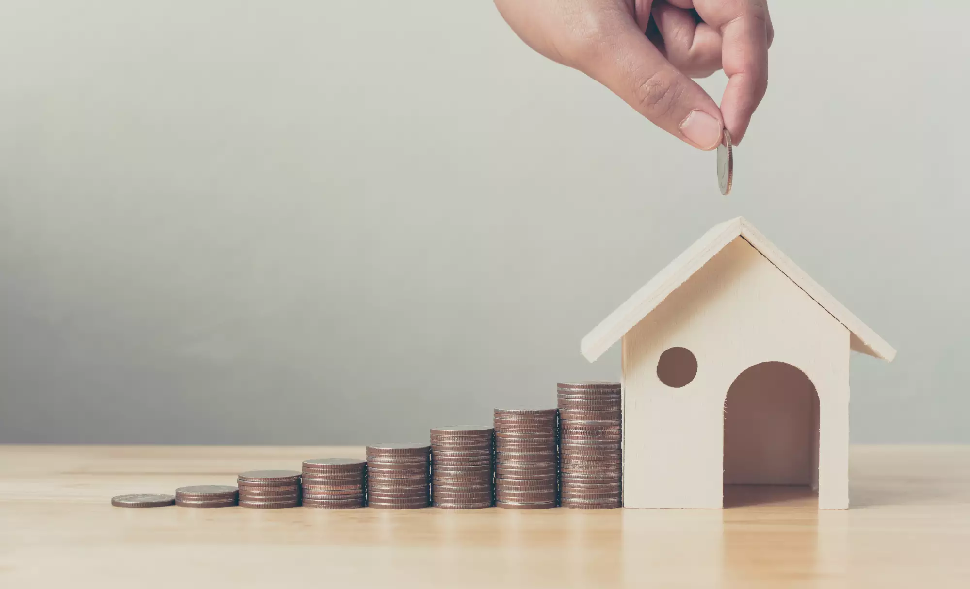 concept investissement colonnes de pièces et maison