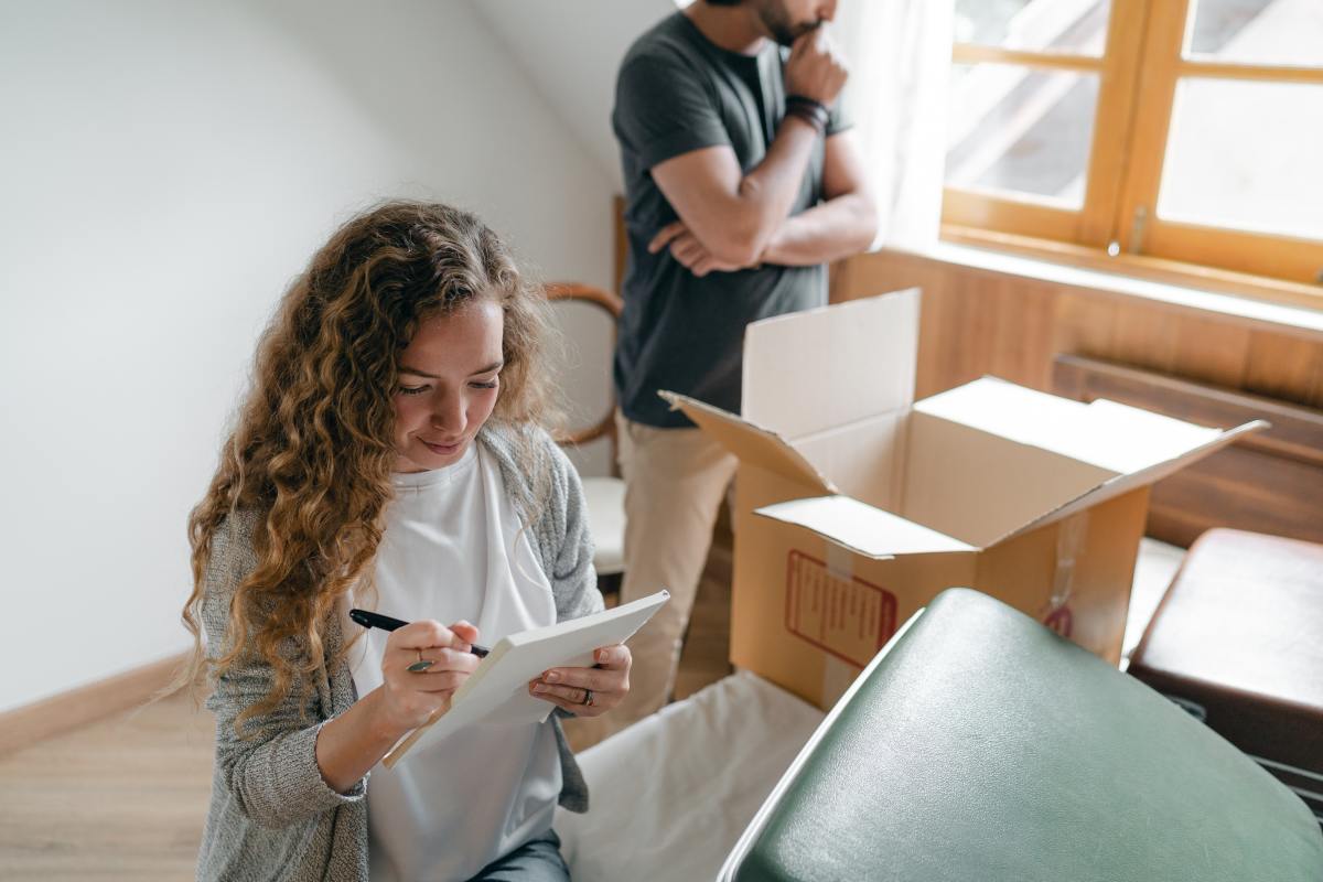 Déménager à Toulouse — Un couple en train de faire ses cartons