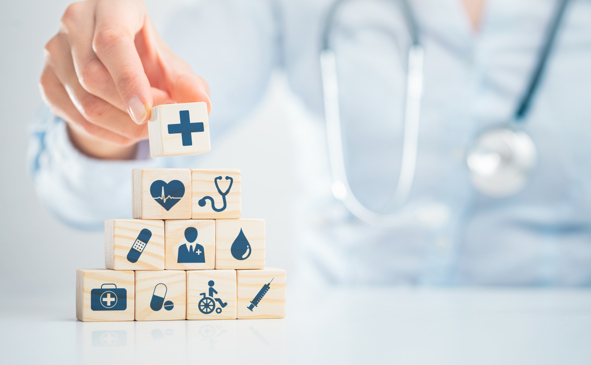 Clinique du parc Toulouse — Un médecin jouant avec des cubes couverts de pictogrammes liés à la santé
