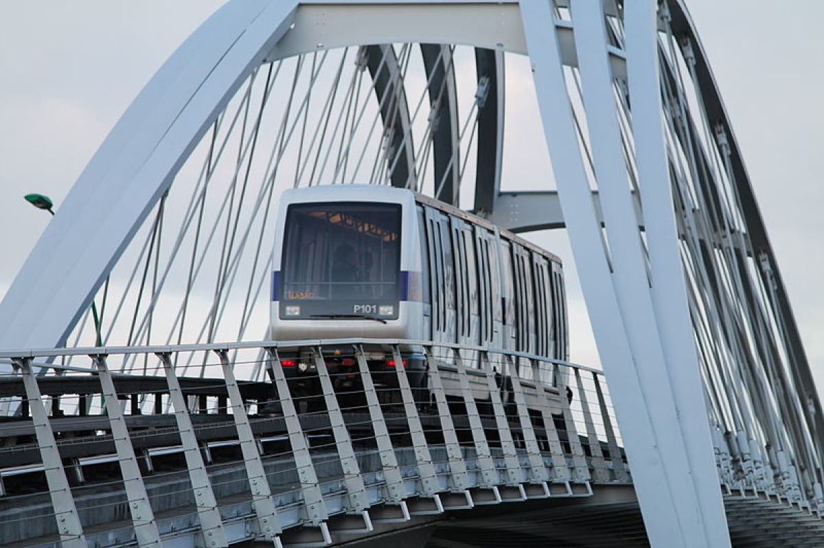 Métro Ligne B Toulouse – Le métro en marche traversant un viaduc et le périphérique toulousain