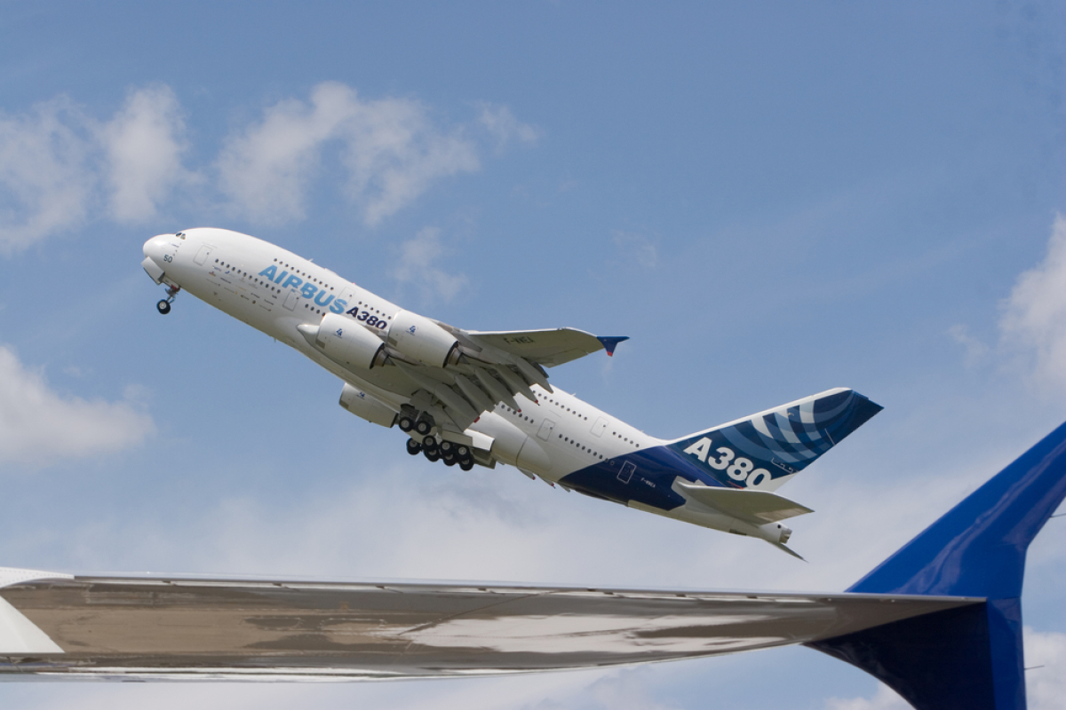 Métro Ligne B Toulouse – Un avion Airbus A 380 en train de décoller