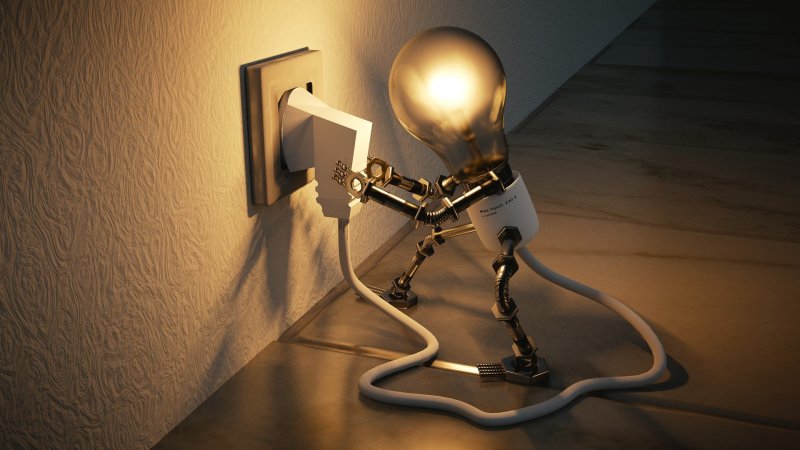 Comparateur d’électricité - un homme tient dans sa main une ampoule