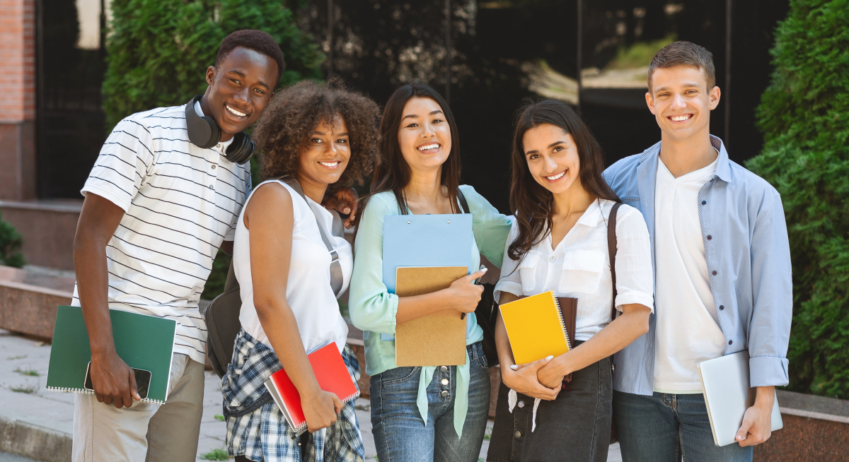 Investissement LMNP Toulouse — Un groupe d’étudiants heureux