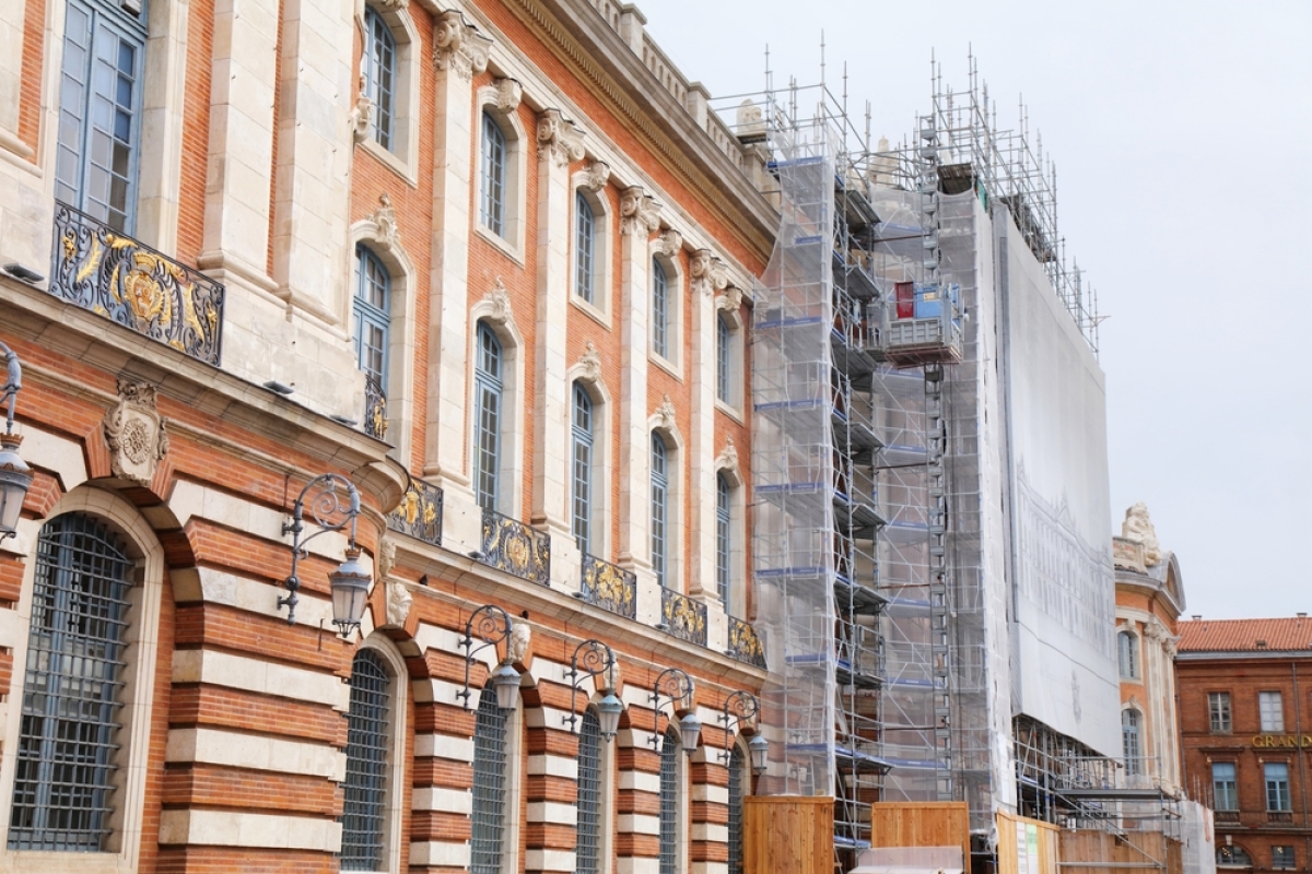 Les 10 grands chantiers qui vont transformer Toulouse en 2022 – Des échafaudages se tiennent contre la façade principale du Capitole