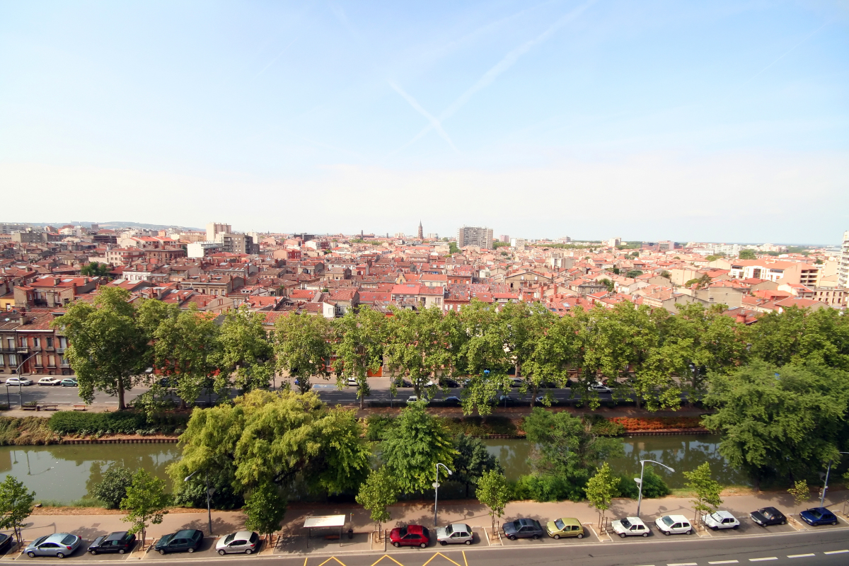 Des voitures garées le long des Berges