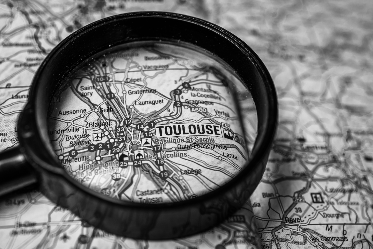 Une loupe sur une carte de Toulouse