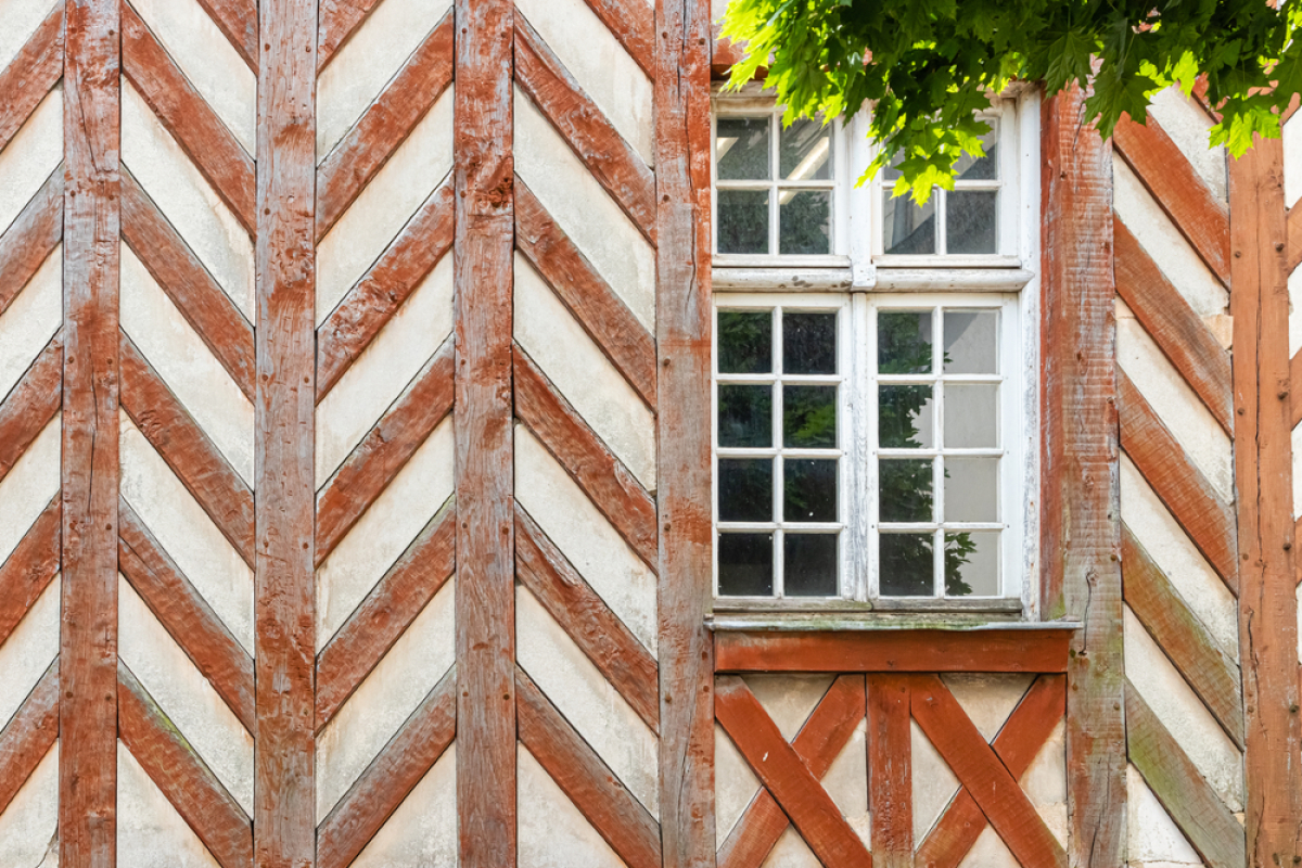 passoire thermique – une vieille fenêtre sur un immeuble à colombage à Rennes