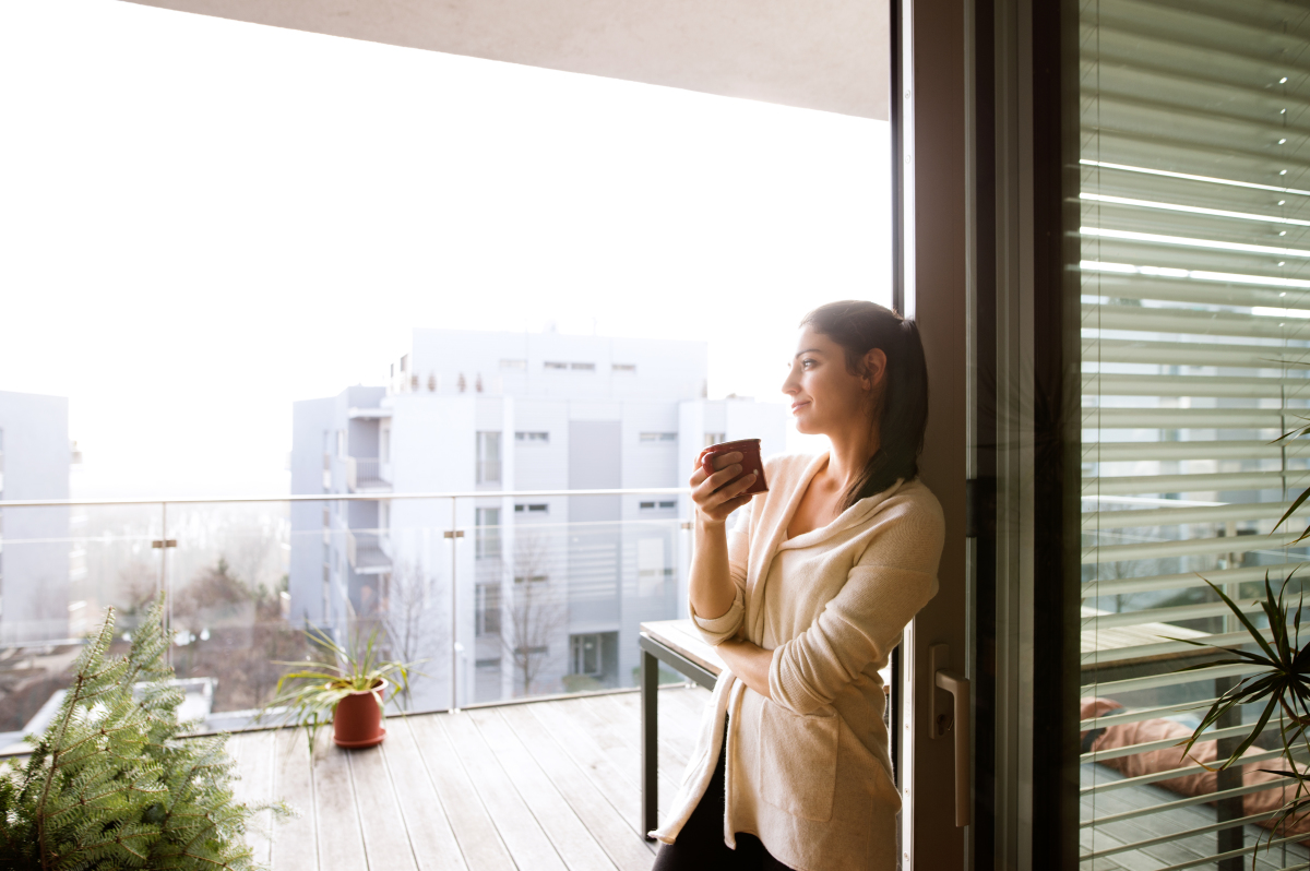 Louer un appartement à Toulouse – une femme sereine dans son appartement neuf