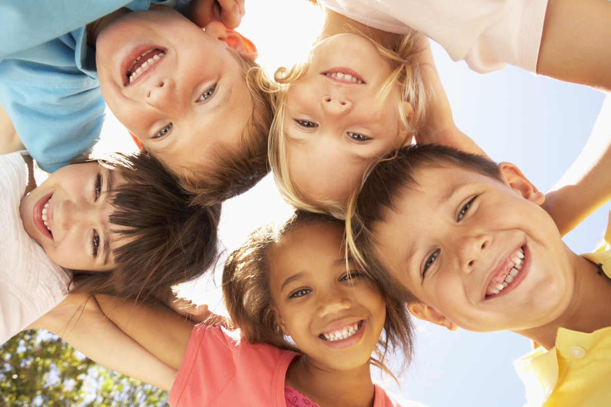 quartier saint simon Toulouse – enfants riant dans un parc en France 