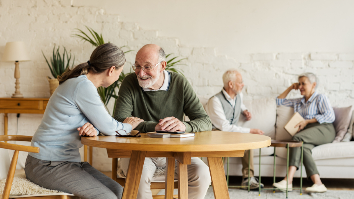 Achat appartement résidence sénior Toulouse – Des séniors partageant un moment de convivialité