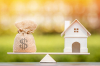 prix immobilier toulouse – une balance avec un sac d’argent et un bien immobilier