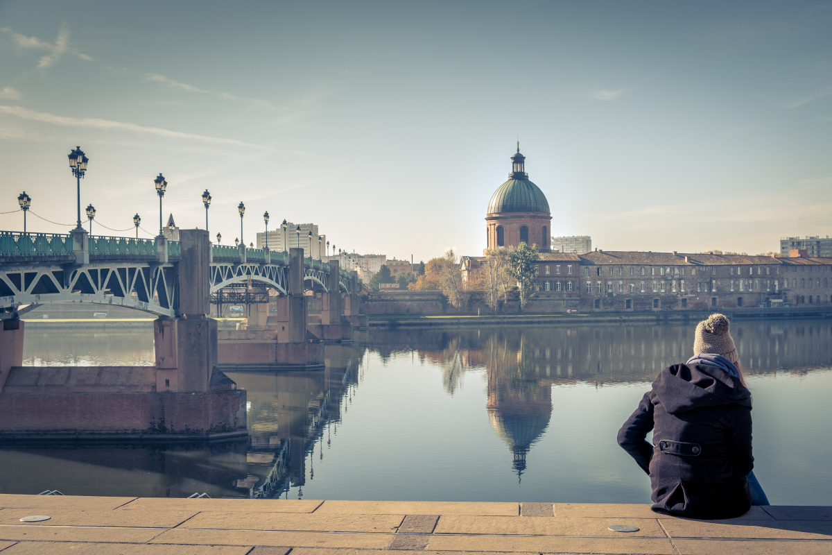 prix immobilier toulouse – une femme assise sur la place Saint-Pierre