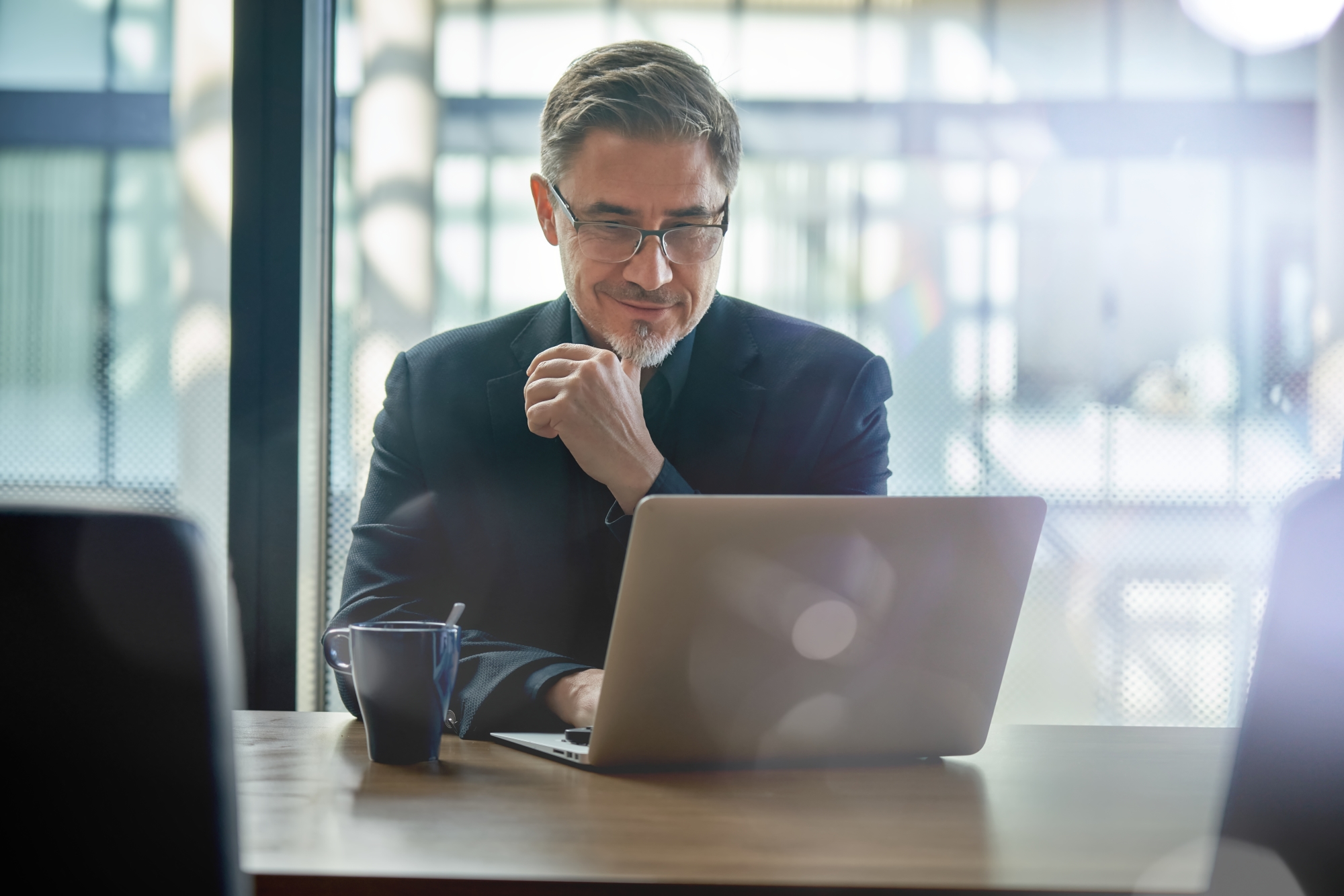 Une homme sur son ordinateur consulte les conditions du dispositif censi-bouvard