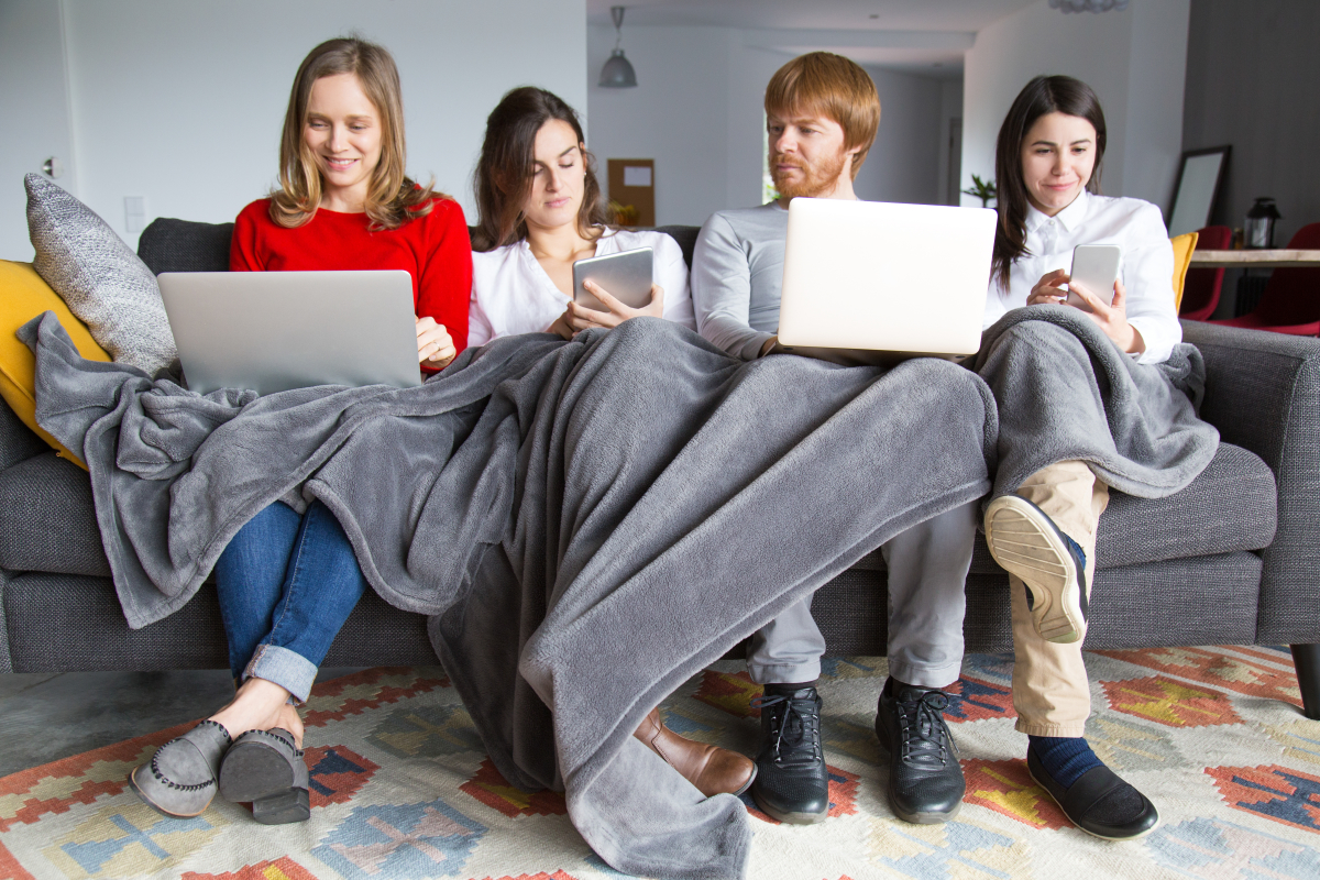 investissez en loi Censi Bouvard à Toulouse et profitez d’une réduction fiscale avec un placement sécurisé en résidence éligible. loi Censi bouvard Toulouse – des étudiants locataires de résidences étudiante avec service sur un sofa