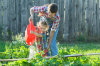 Une mère et sa fille jardinent dans le potager