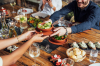 côte pavée Toulouse – des convives partagent un repas joyeux au restaurant