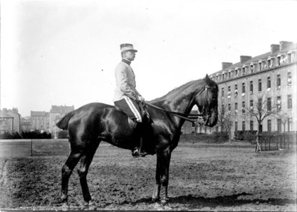 place de l’Europe Toulouse – un cavalier devant une caserne à Toulouse