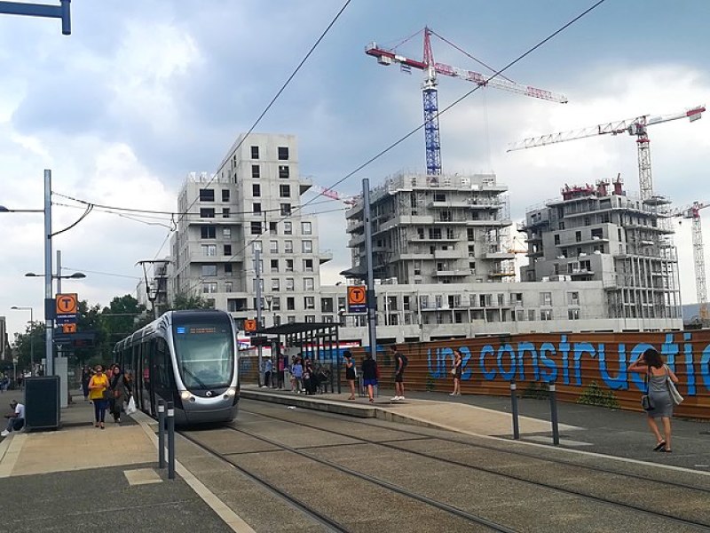 Cartoucherie Toulouse – Le tramway devant des programmes en construction à la Cartoucherie