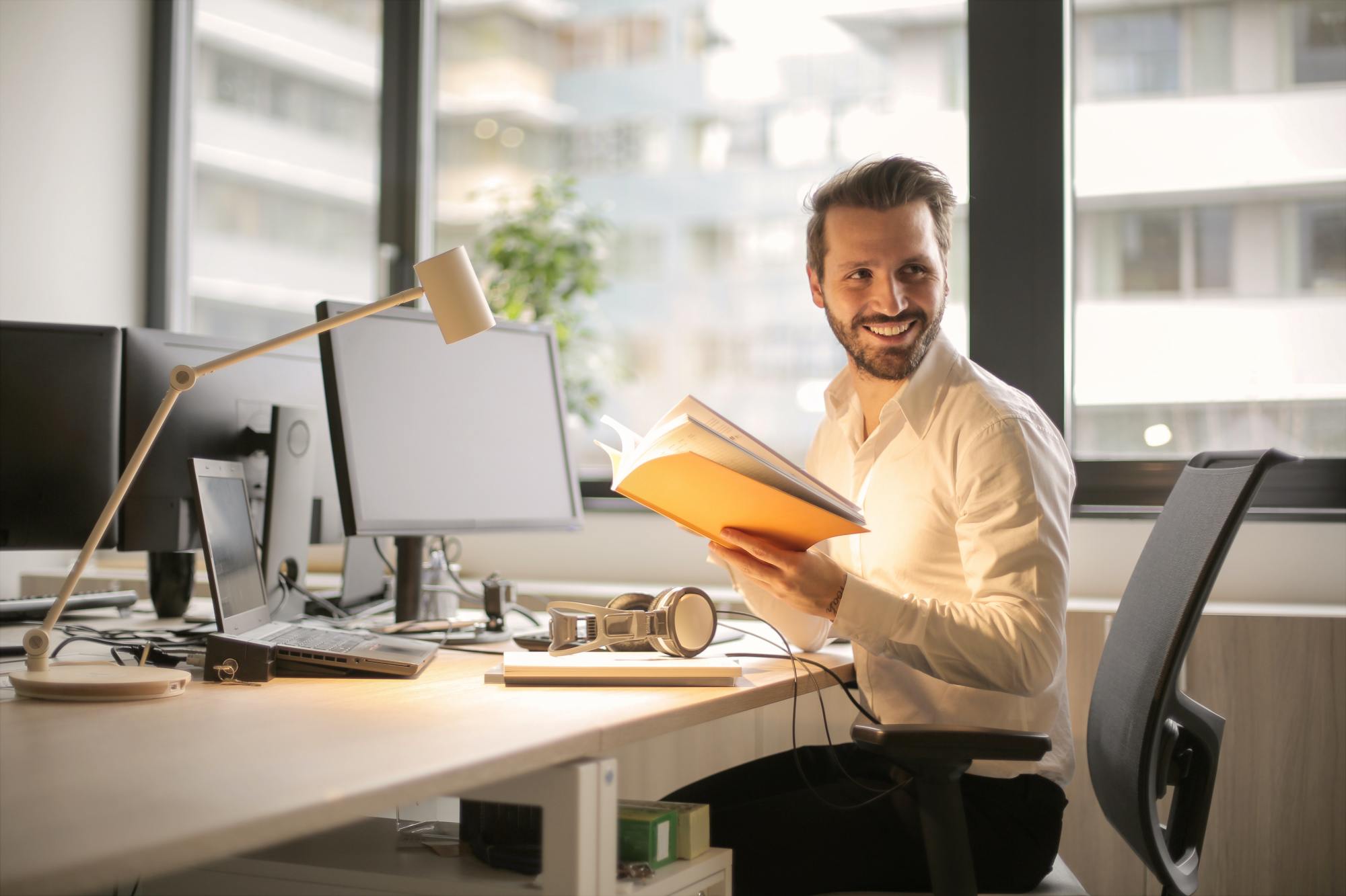 un gestionnaire locatif souriant à son bureau