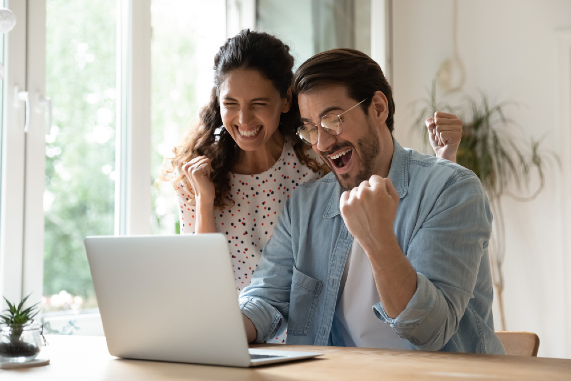 Un couple heureux entrain de regarder leur investissement florissant