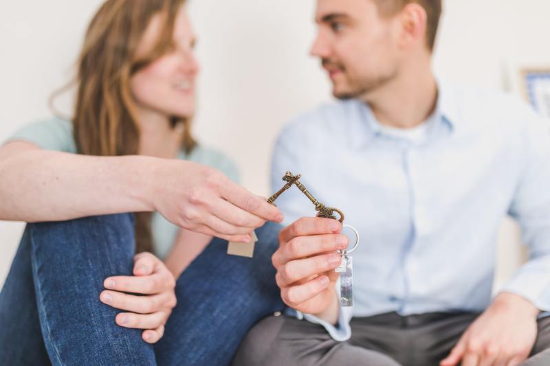 Un couple tient une paire de clé
