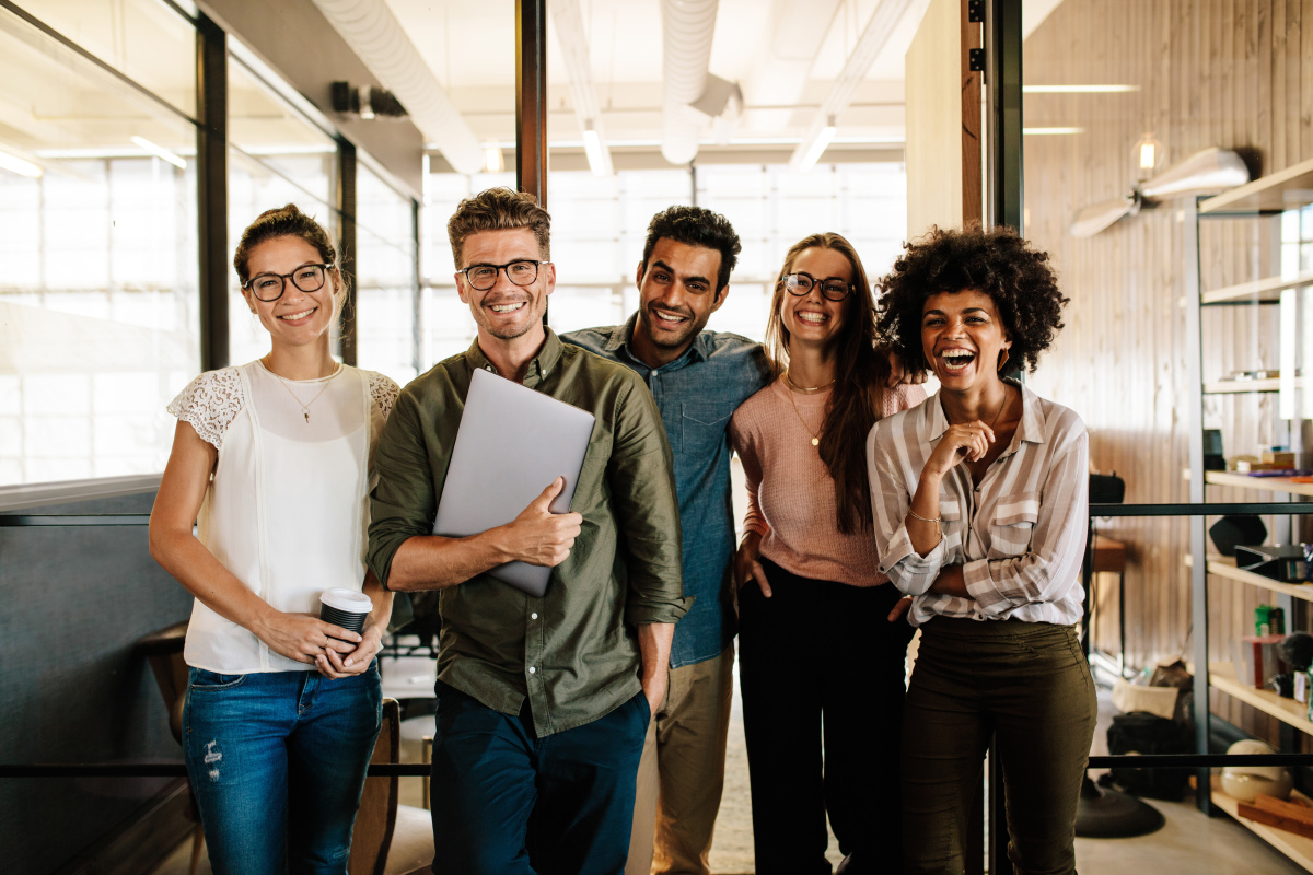 loi pinel 2023 – de jeunes actifs dans un espace de coworking