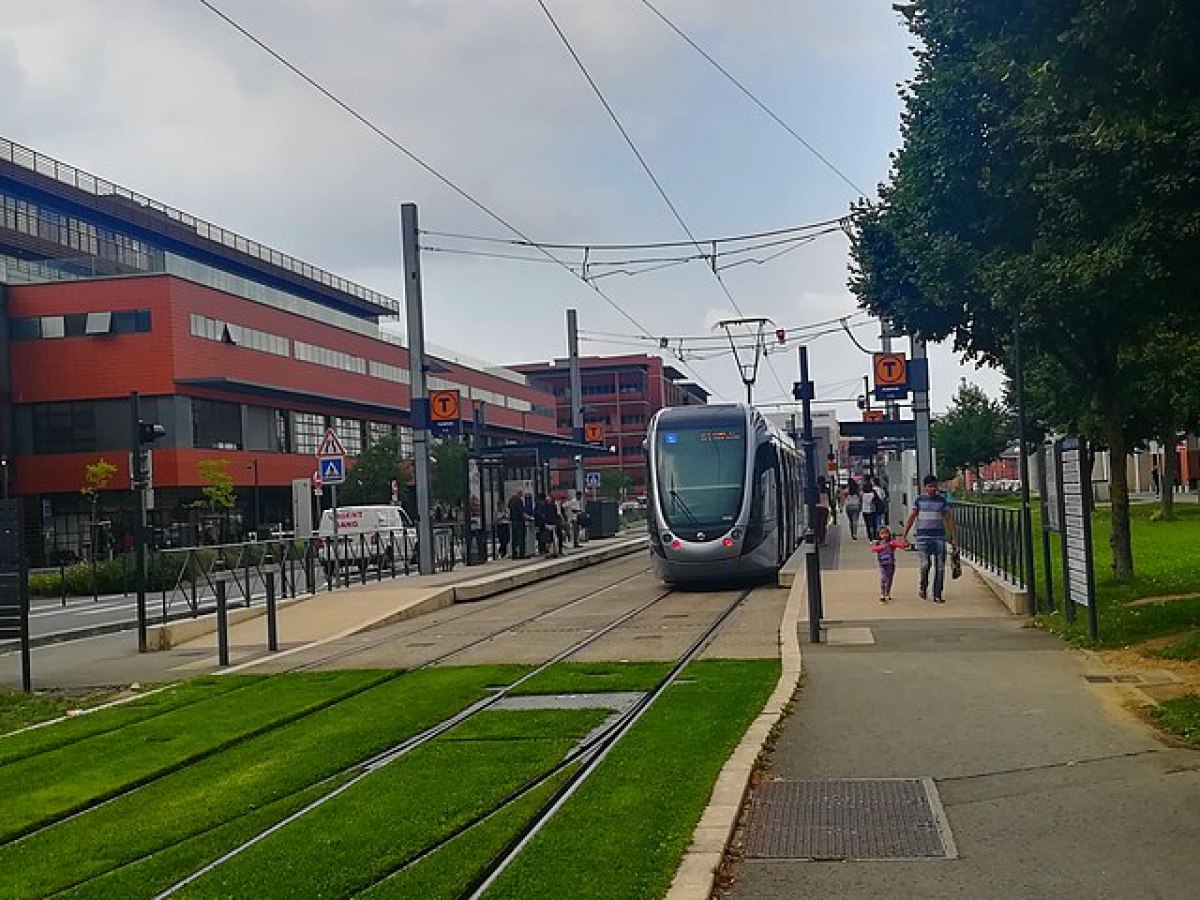 achat studio toulouse – Le tramway face au CHU de Purpan