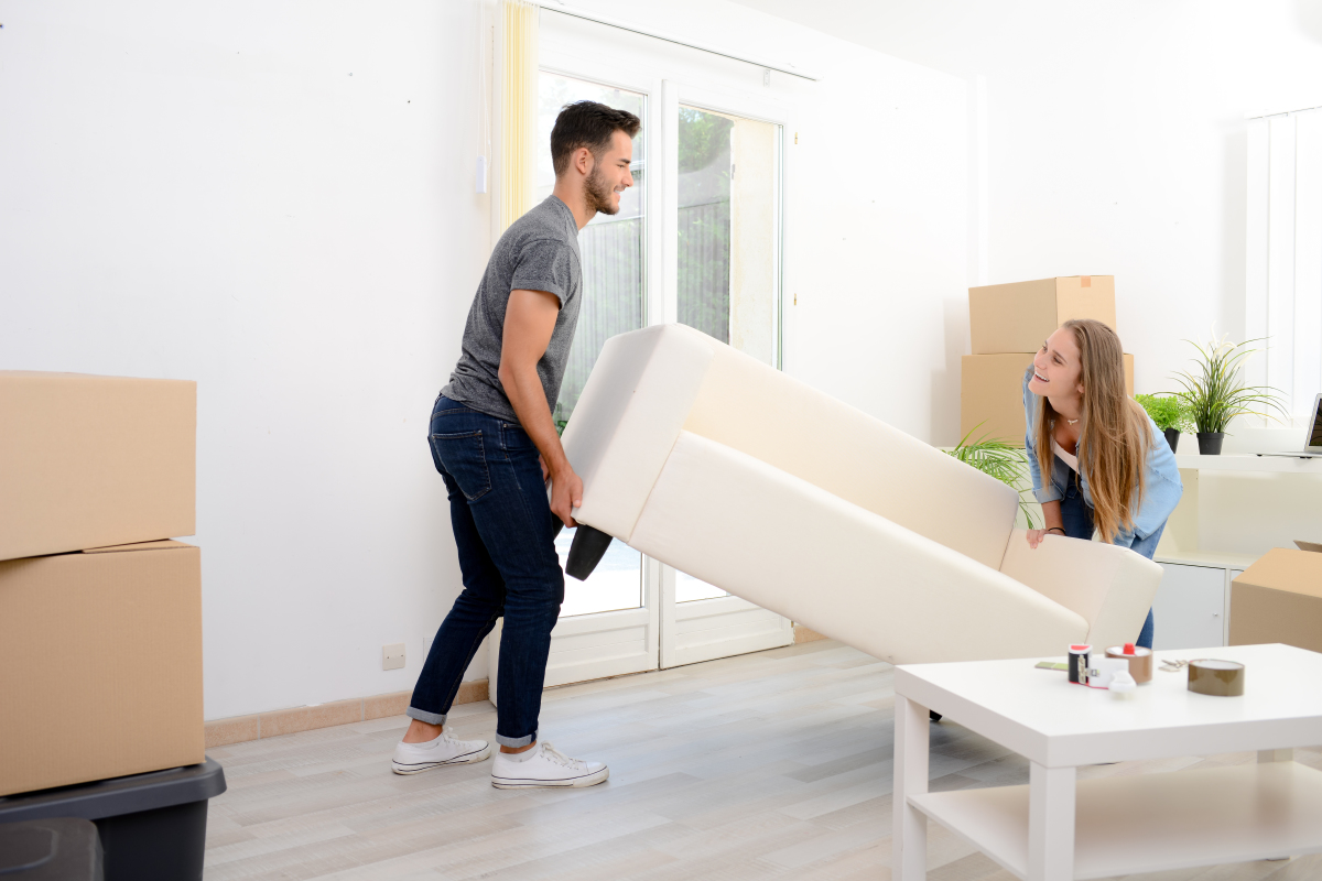 un jeune couple meuble un séjour