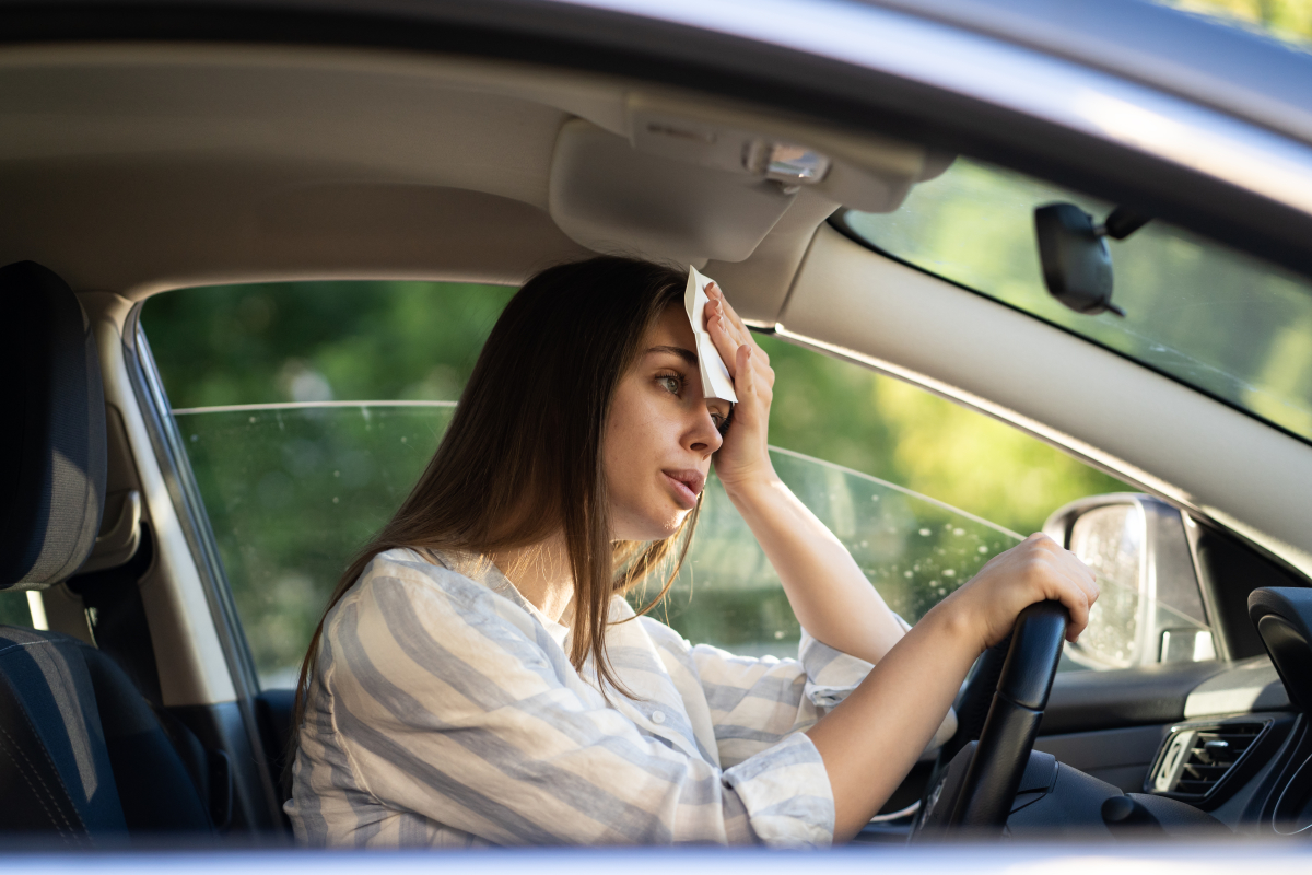 ilot de chaleur urbain toulouse — une automobiliste souffre des chaleurs dans sa voiture