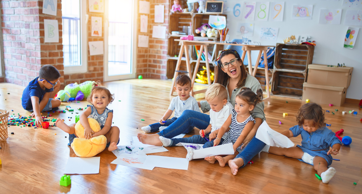 quartier lalande toulouse - enfants assis au sol avec leur auxiliaire de puériculture dans une crèche