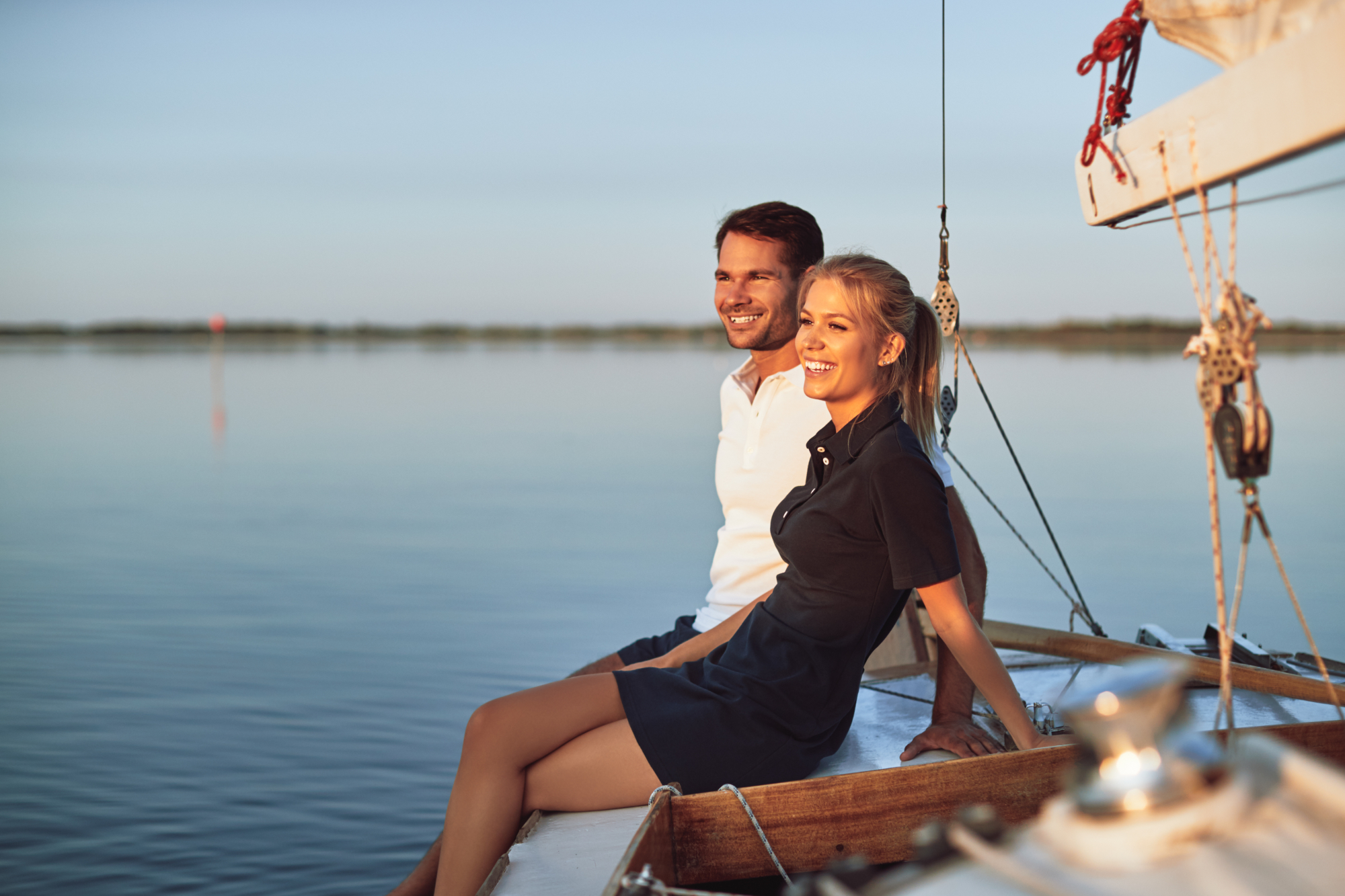 un couple sans souci sur un bateau