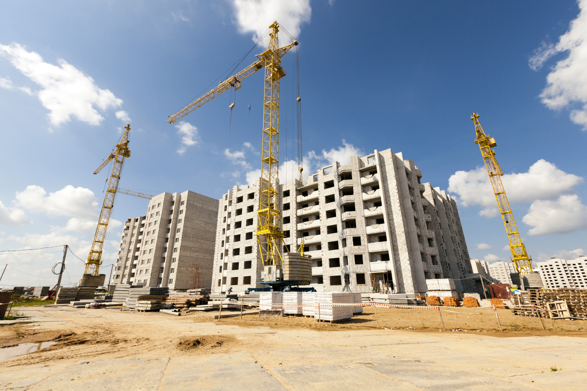 Travaux Modificatifs Acquéreurs – Un chantier avec des grues