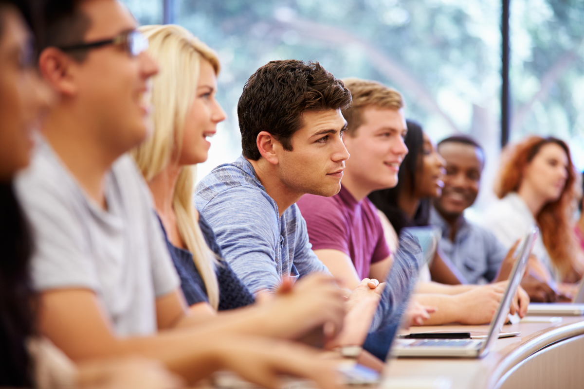 Toulouse connait une croissance importante de la gente estudiantine. investir immobilier durable ? – une rangée d’étudiants dans un amphithéâtre