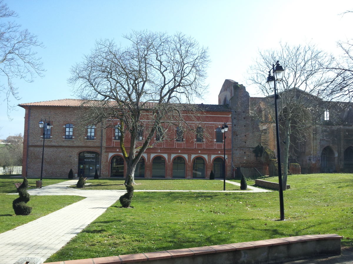 Pinel Eaunes –Vue de l'abbaye de la Clarté Dieu et de sa médiathèque