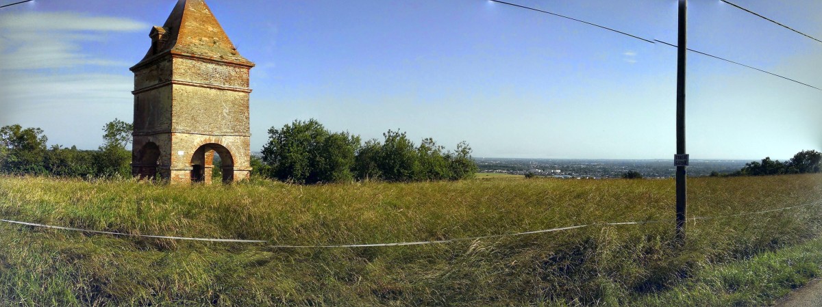 Pinel Pechbonnieu –Vue d'un pigeonnier au milieu d’un champ de Pechbonnieu