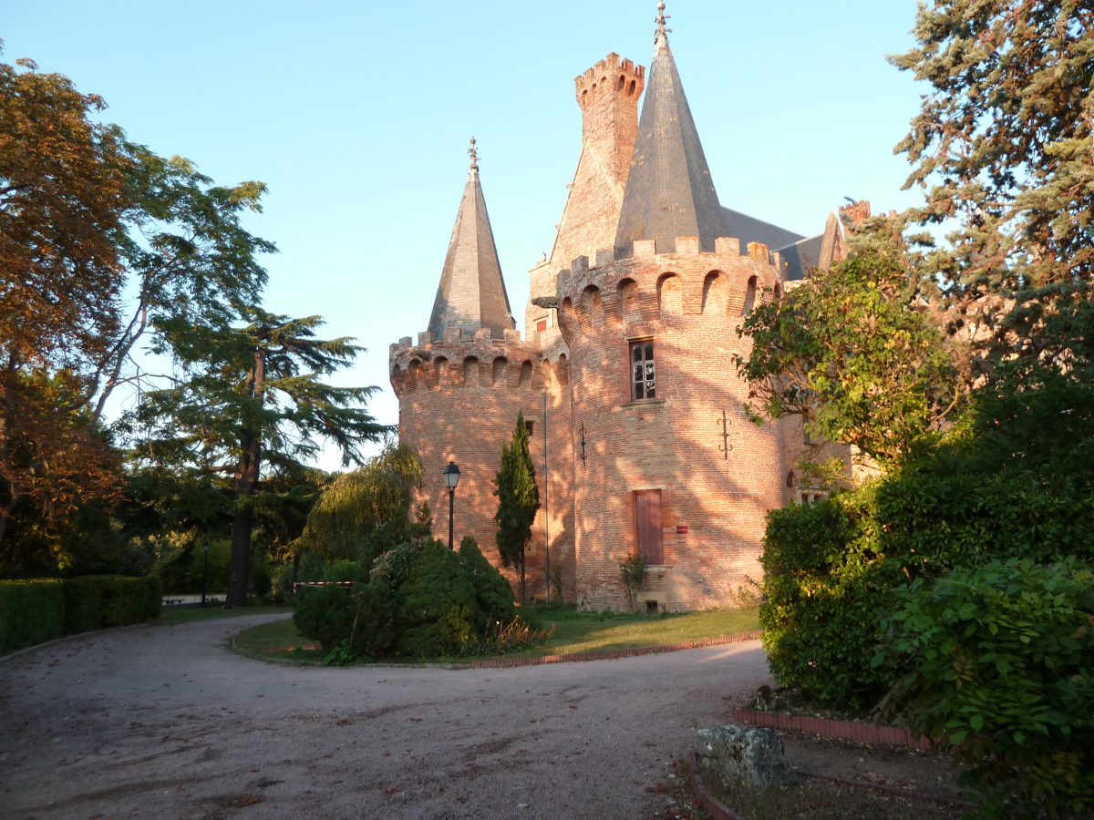 Pinel Brax –Vue de l'entrée du château de Brax au milieu d’un domaine arboré