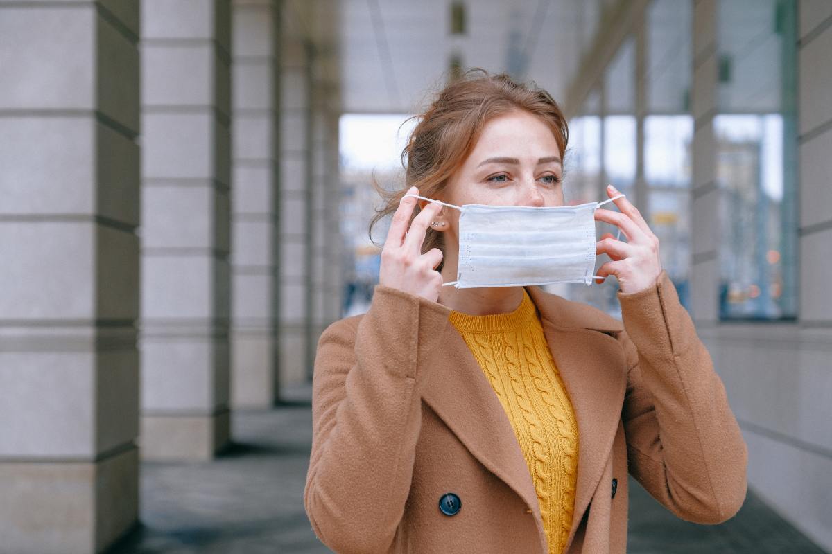 Salon de l'immobilier Toulouse – Une femme mettant un masque sur son visage