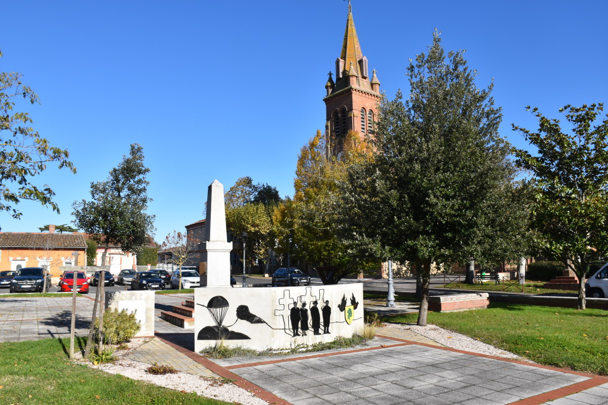 Loi Pinel Fonsorbes – vue sur le monument aux morts et sur l’église de Fonsorbes, en Haute-Garonne