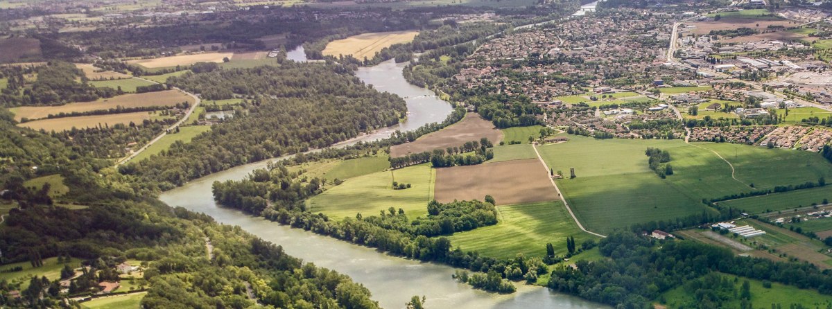 Transformation des zones commerciales — Une vue aérienne du parc du Confluent à Portet