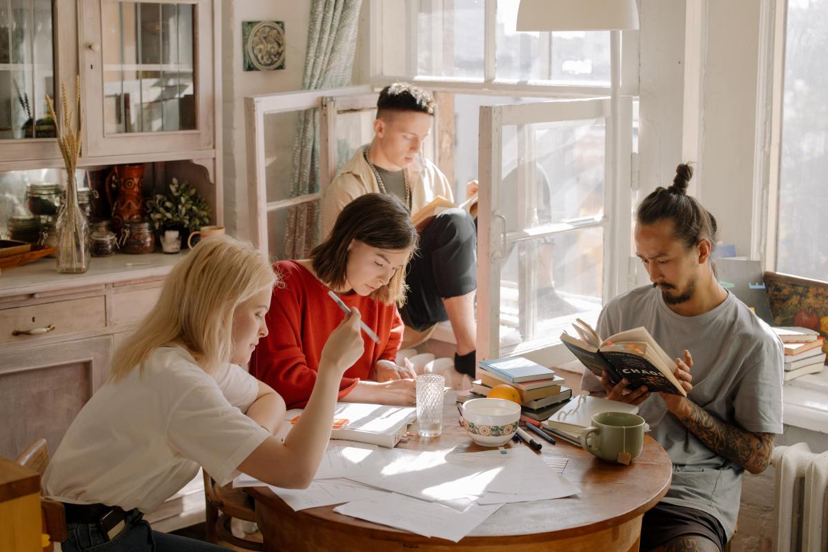 Budget étudiant première installation — Des jeunes étudiants dans leur cuisine