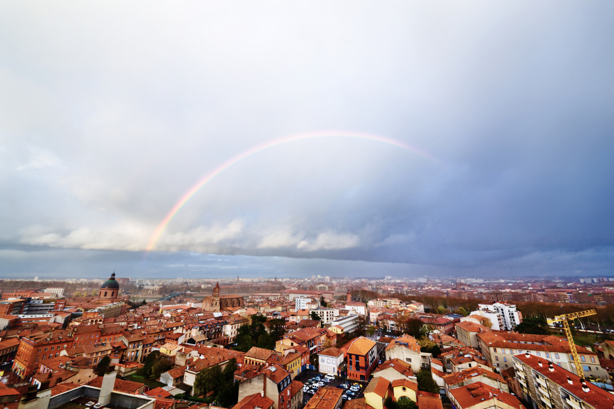 Loyer appartement toulouse – un arc-en-ciel au-dessus des toits de Toulouse