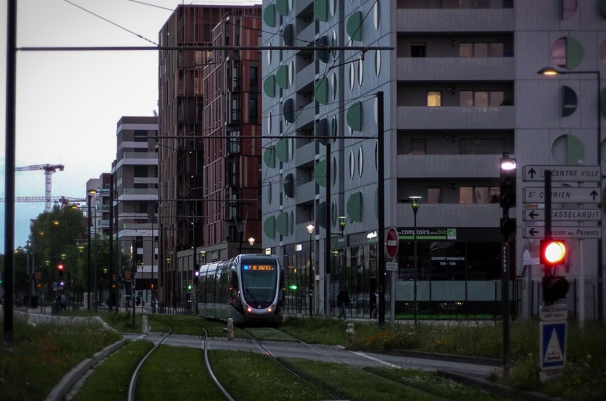 Écoquartier de la Cartoucherie – Le tramway passe devant un commerce de la Cartoucherie