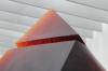 Une pyramide en verre marron