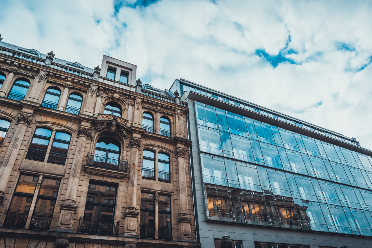 Acheter pour louer — Façade d'un immeuble moderne à côté d'un immeuble ancien
