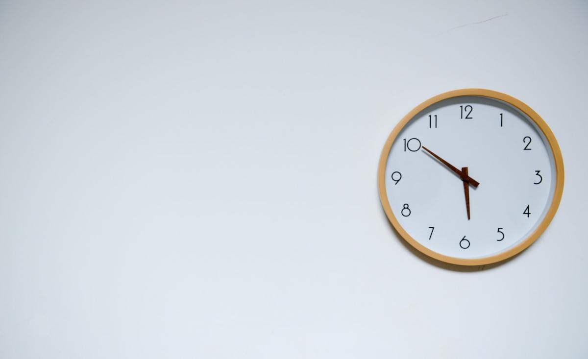 Négocier appartement neuf — Une horloge accrochée au mur