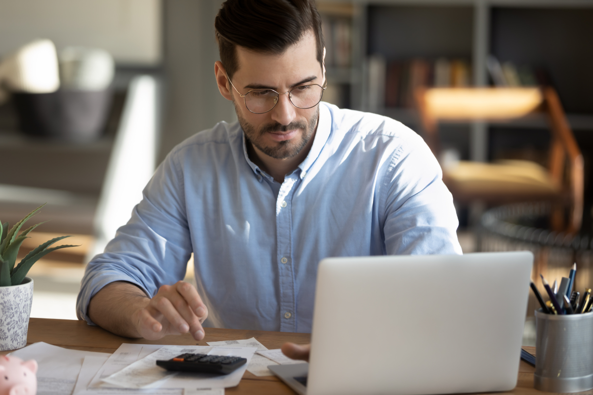 Les investisseurs souhaitant souscrire à un prêt in fine doivent bien préparer leurs projets Crédit In Fine — Un homme en train de faire de la comptabilité sur son ordinateur