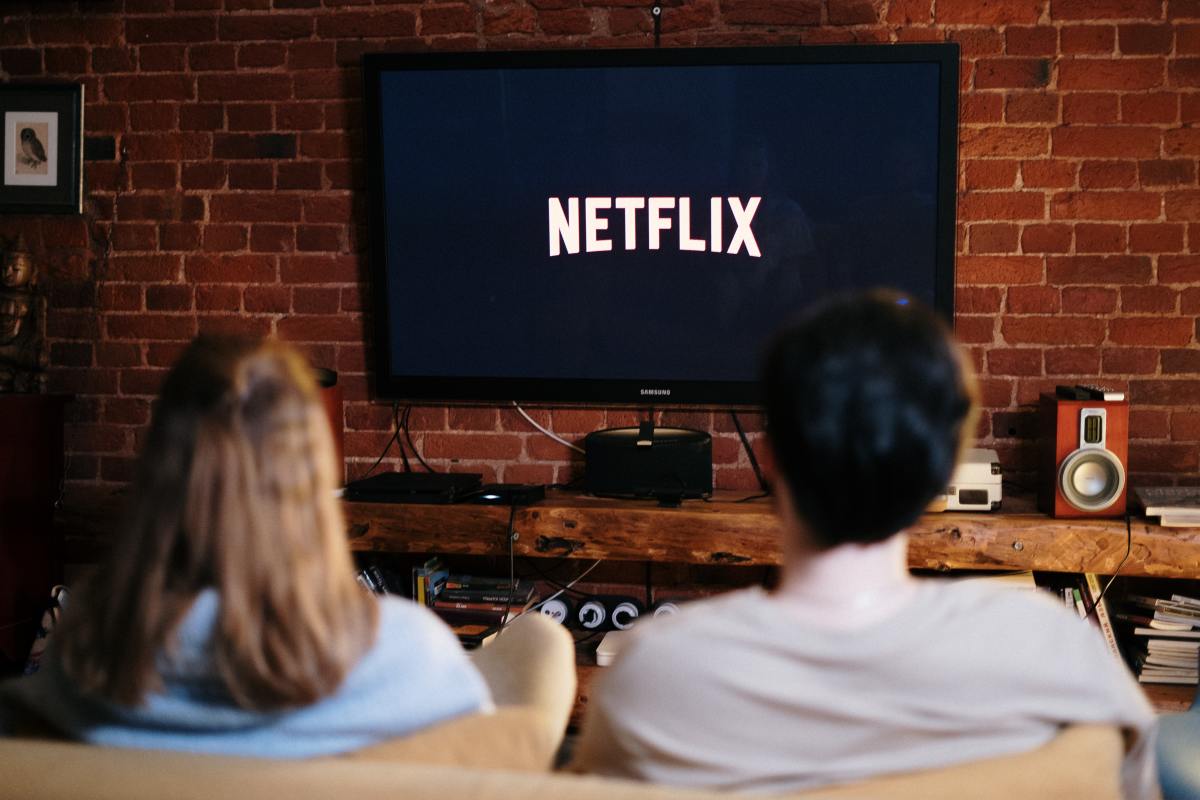 Comment réduire consommation énergie – Un couple de personnes regardant Netflix