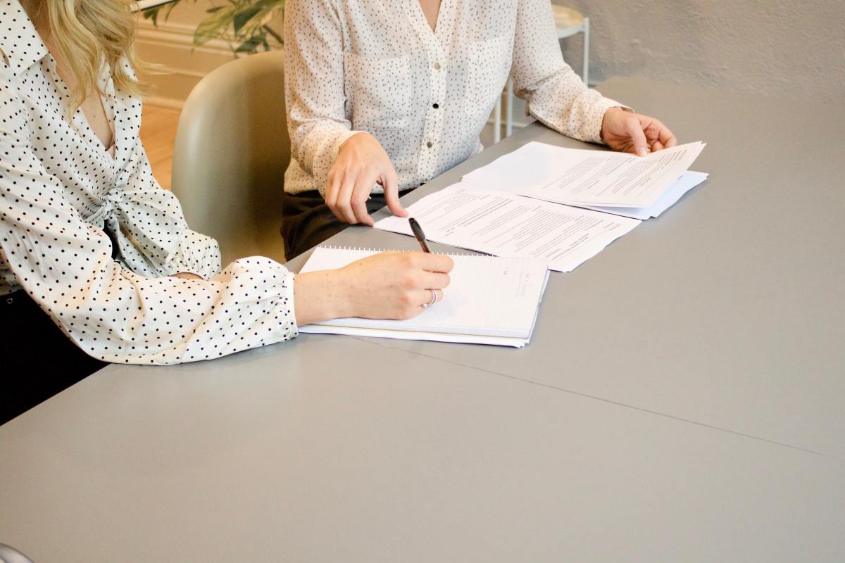 Négocier appartement neuf —Des personnes en pleine négociation