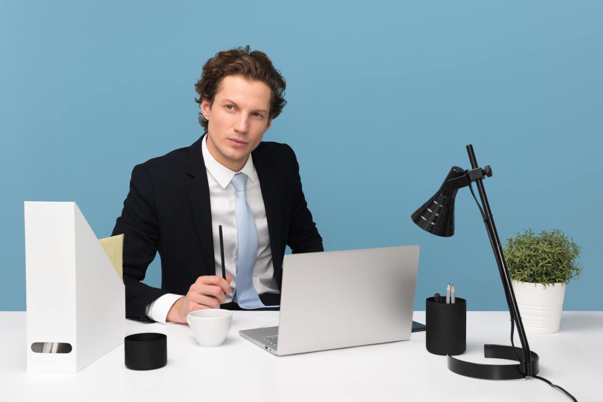 Acheter pour louer — Un homme se posant des questions